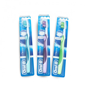 Зубная щетка Oral-B 3D White Отбеливание  Средней жесткости 2 шт